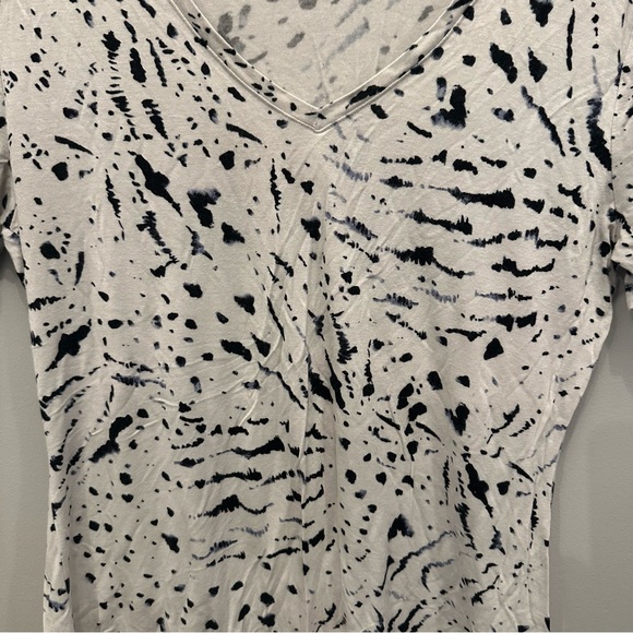 Apt 9. V Neck T shirt. Women’s medium. - Picture 2 of 4